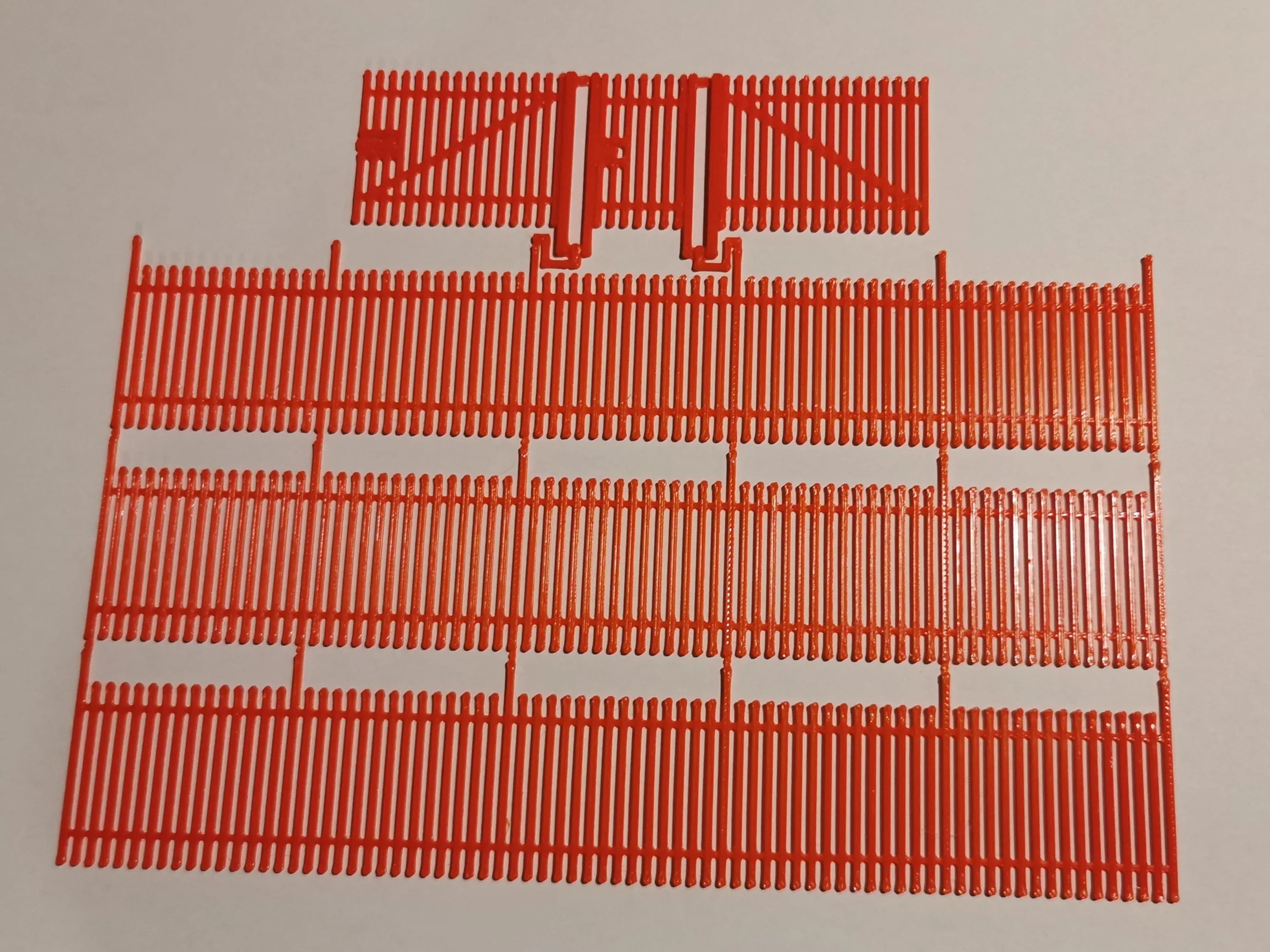 3D Designs OO Gauge 8' (2.4m) Security fencing with gates - Red. 690mm