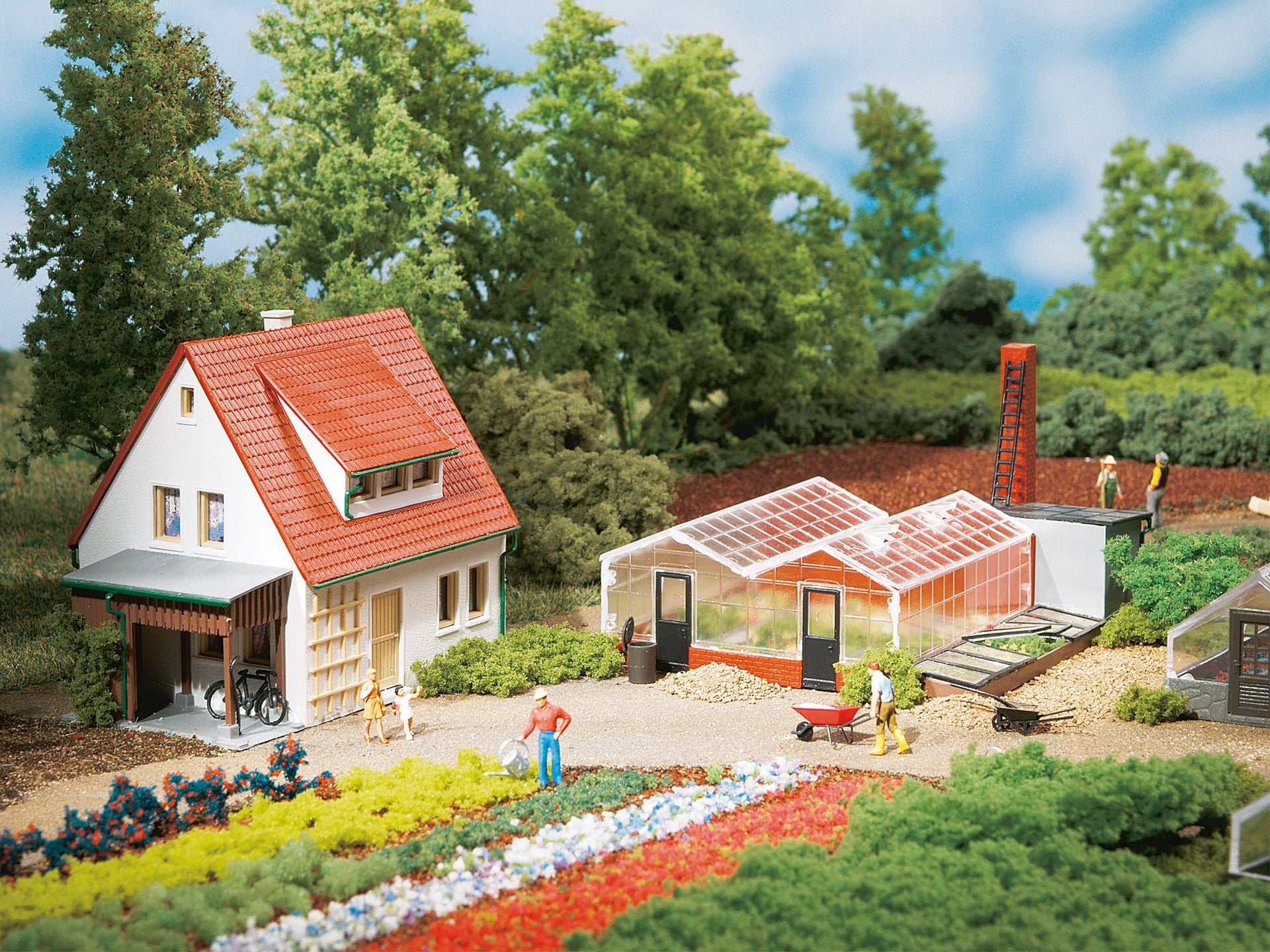 Auhagen 12235 HO/TT Scale House with Glass houses and Garden gear