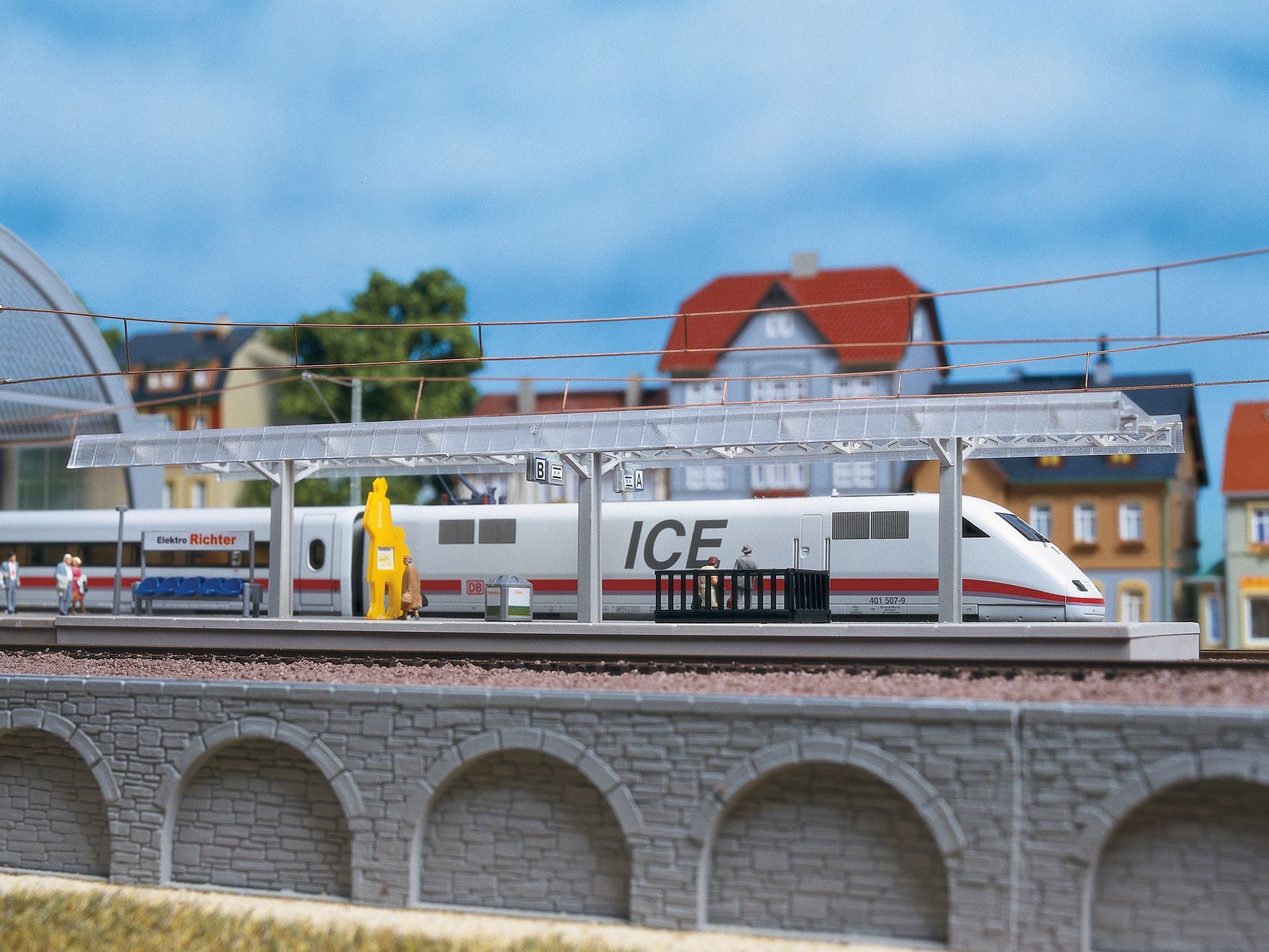 Auhagen 13303 Modern Platform with Glass roof Canopy