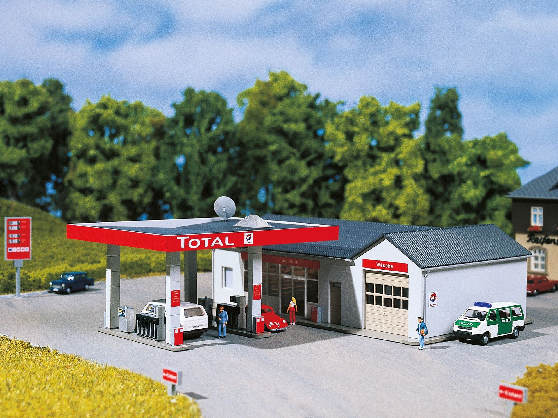 Auhagen 13320 TT Scale Modern Petrol Station