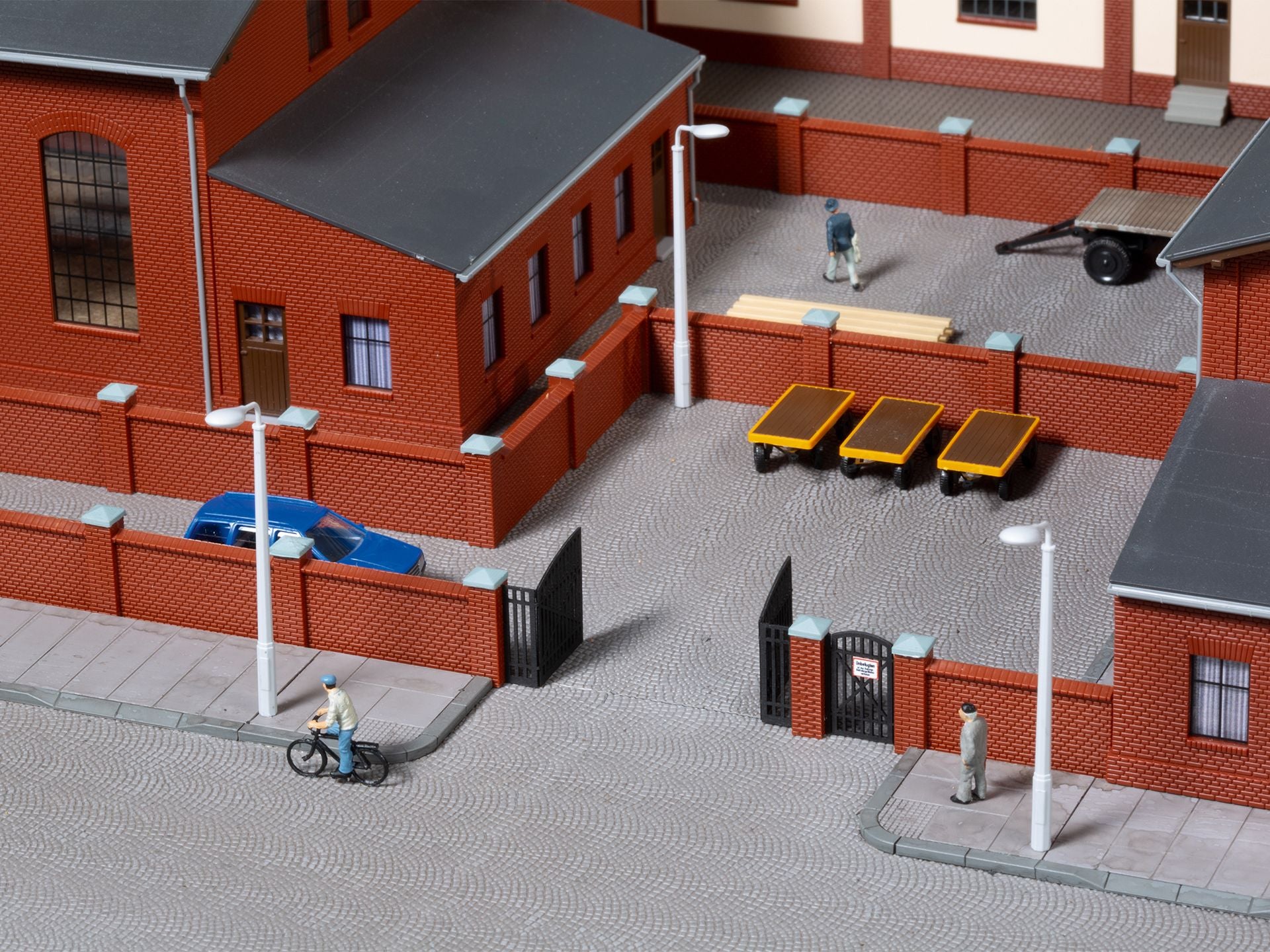 Auhagen 43666 TT Scale Brick Wall & Gate enclosure