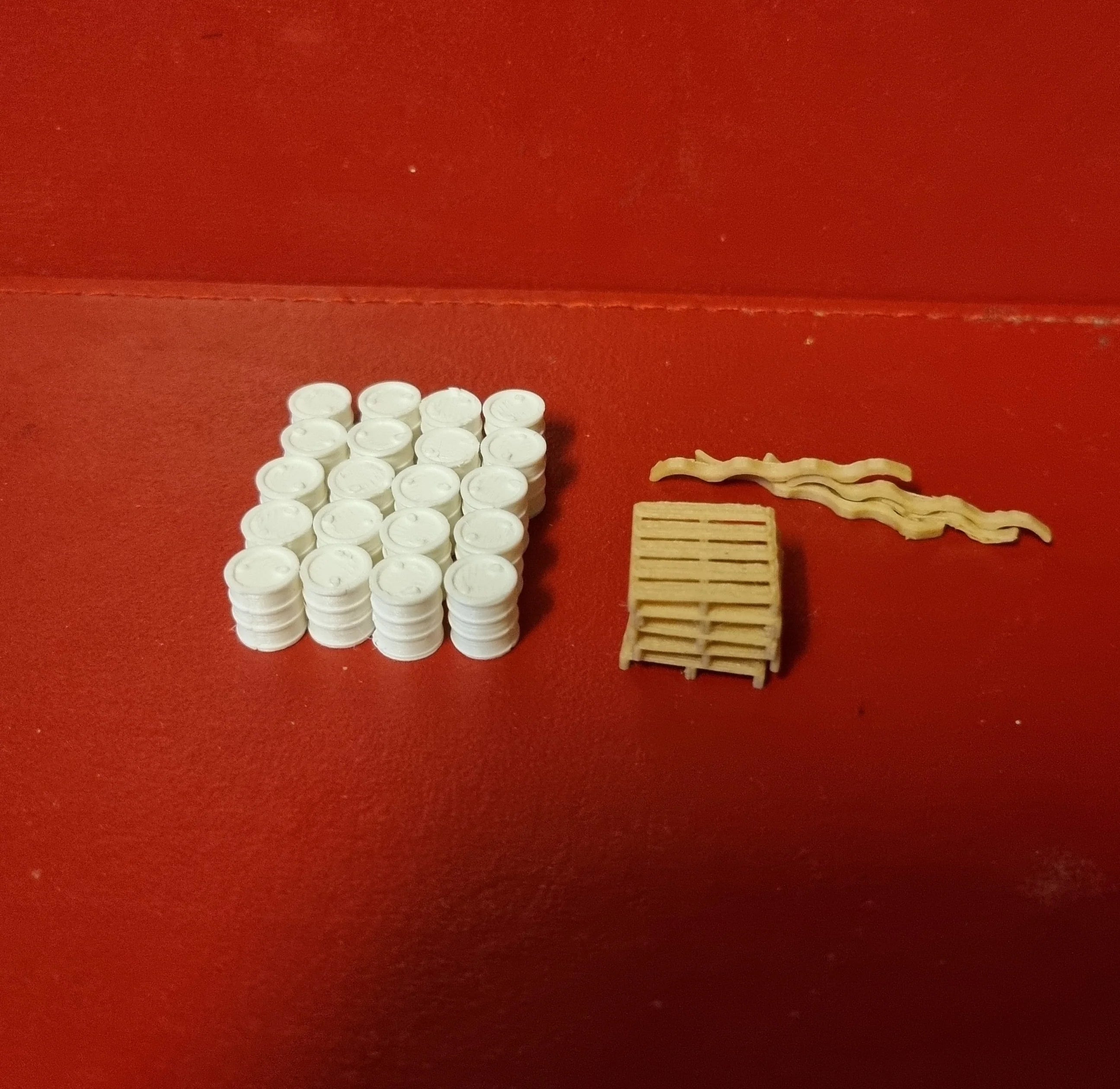 3D Designs  OO Gauge Set of 20 Barrels, 5 Pallets and 6 barrel stackers.