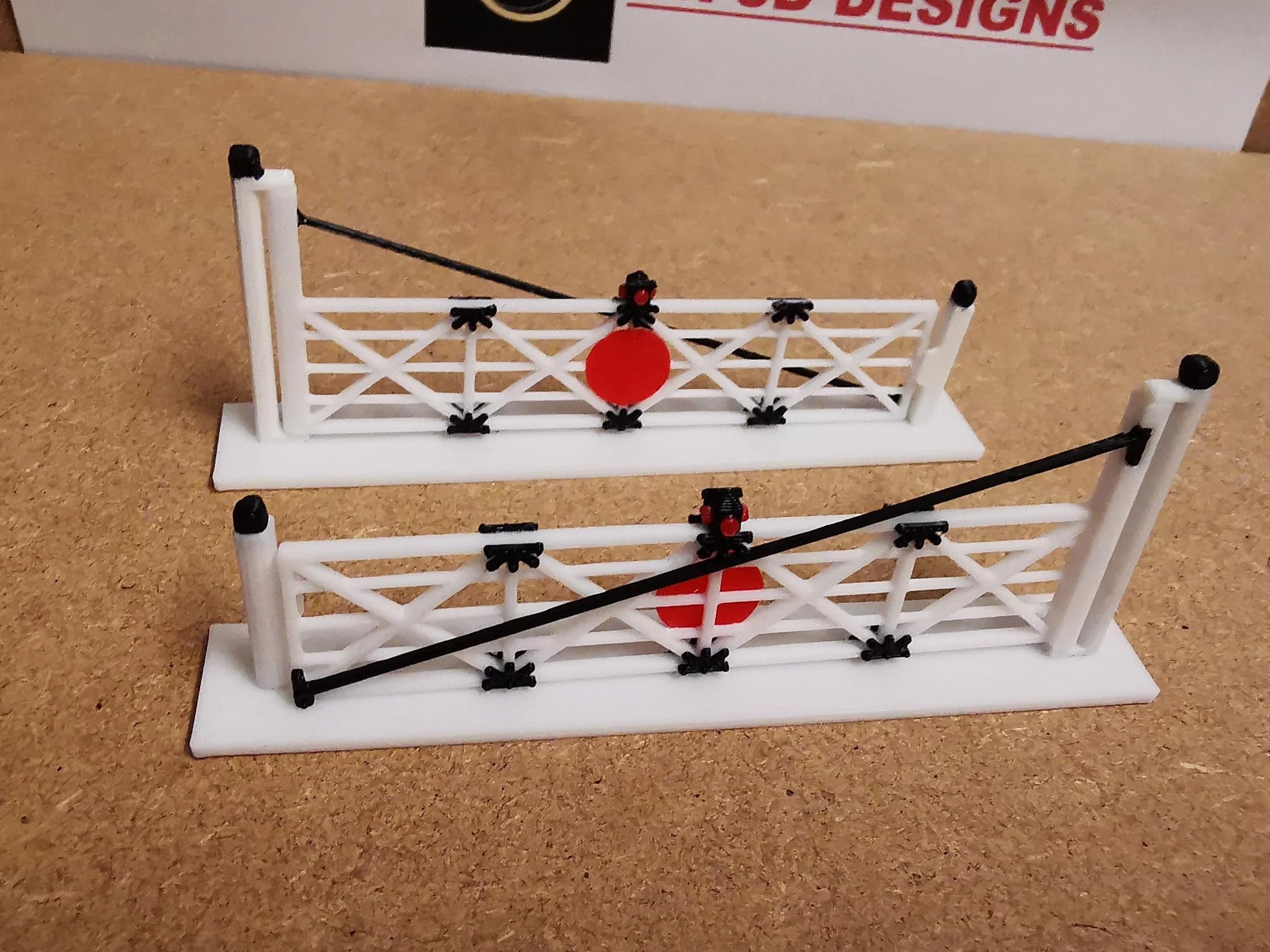 3D Designs OO Level crossing Gates with base (Set of 2)
