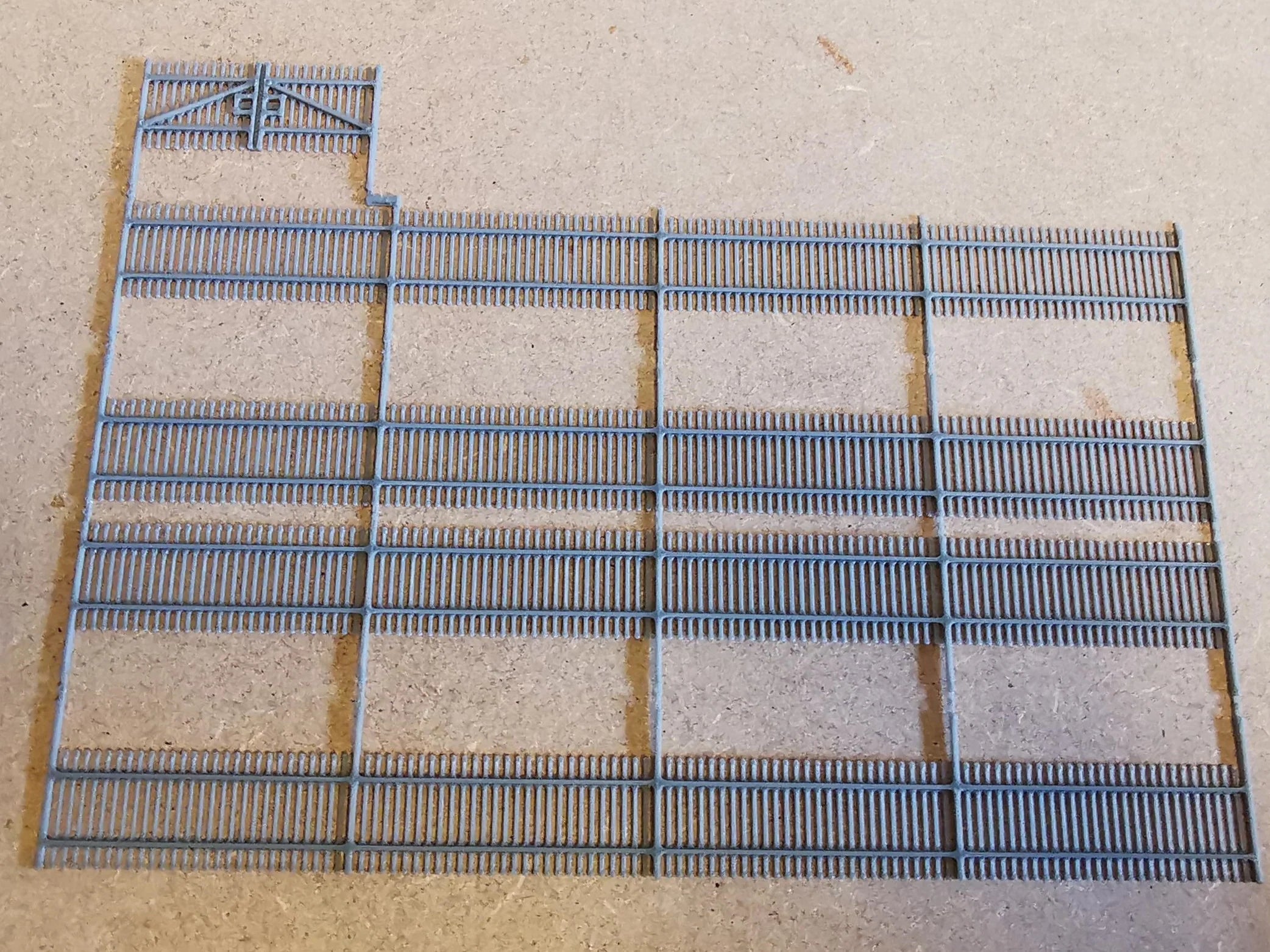 SR-3D Designs TT gauge 2.4 meter 8 ft pre made security fencing for model trains